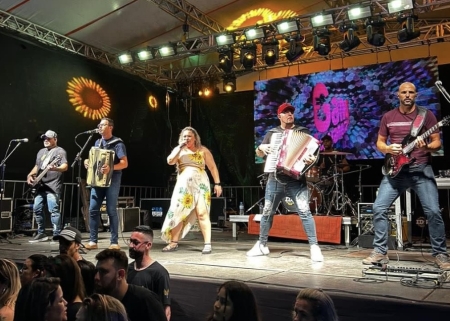 Show de Verão movimentou o sábado a noite no Largo Laura Abreu em São Lourenço do Sul