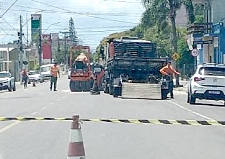 Asfalto retirado em obra de encanamento da Avenida Marechal Floriano está sendo recolocado
