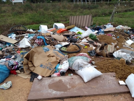 VEREADORA CARMEM ROSANE (PSB) ENTREGA DENÚNCIA NO MINISTÉRIO PÚBLICO SOBRE A FALTA DE RECOLHIMENTO DE LIXO E ENTULHO NOS BAIRROS ARTHUR KRAFT E CAMPONESA