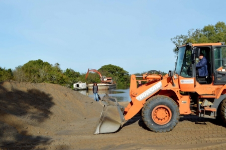 Draga segue trabalhando às margens do arroio
