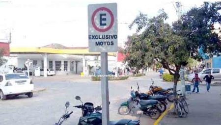 Leitor questiona o estacionamento de motos no centro da cidade