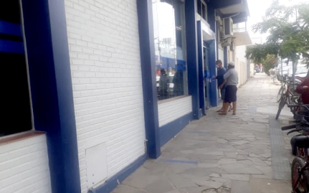 Caixa tem movimento tranquilo para pagamento do Auxílio Brasil na manhã desta quinta-feira (18)