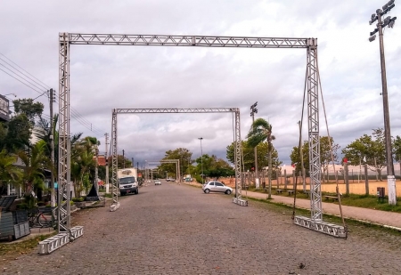 Estruturas para o carnaval estão sendo montadas na praia também