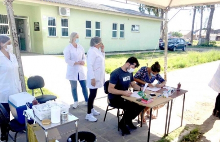Professores e funcionários de escolas serão vacinados nesta sexta-feira (28) na UBS da Lomba/ Medianeira