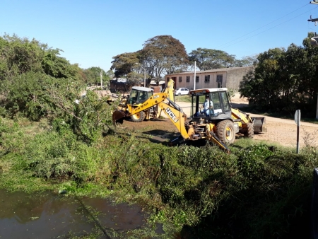 Secretaria de Obras realiza limpeza do arroio
