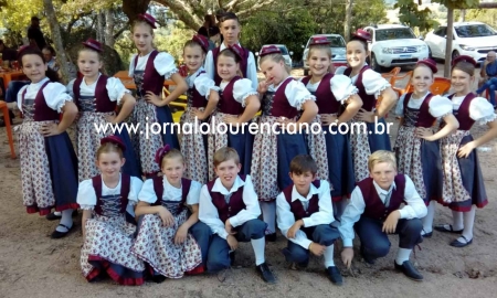 Grupo de Danças Alemãs LUSTIGE FREUNDE apresentou-se durante a Festa na Comunidade Católica Santa Cecília